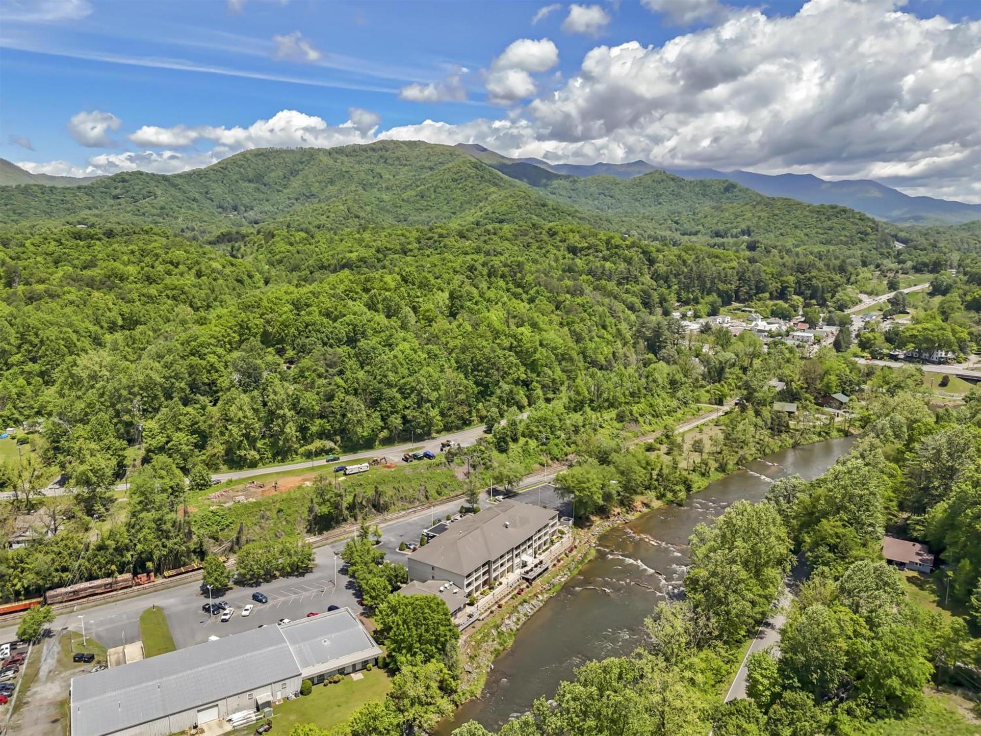 Best Western Plus River Escape Sylva / Dillsboro Exterior photo
