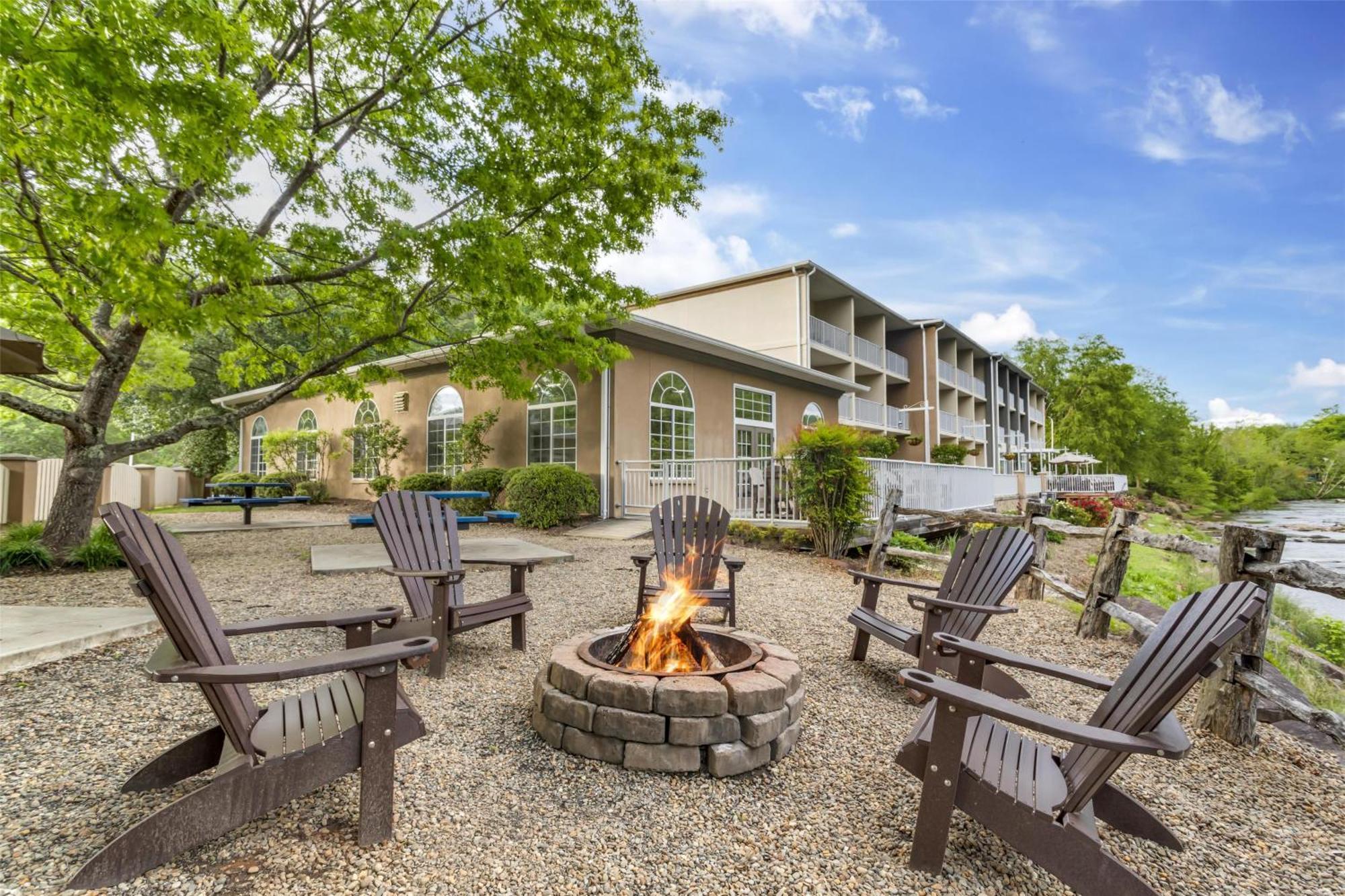 Best Western Plus River Escape Sylva / Dillsboro Exterior photo