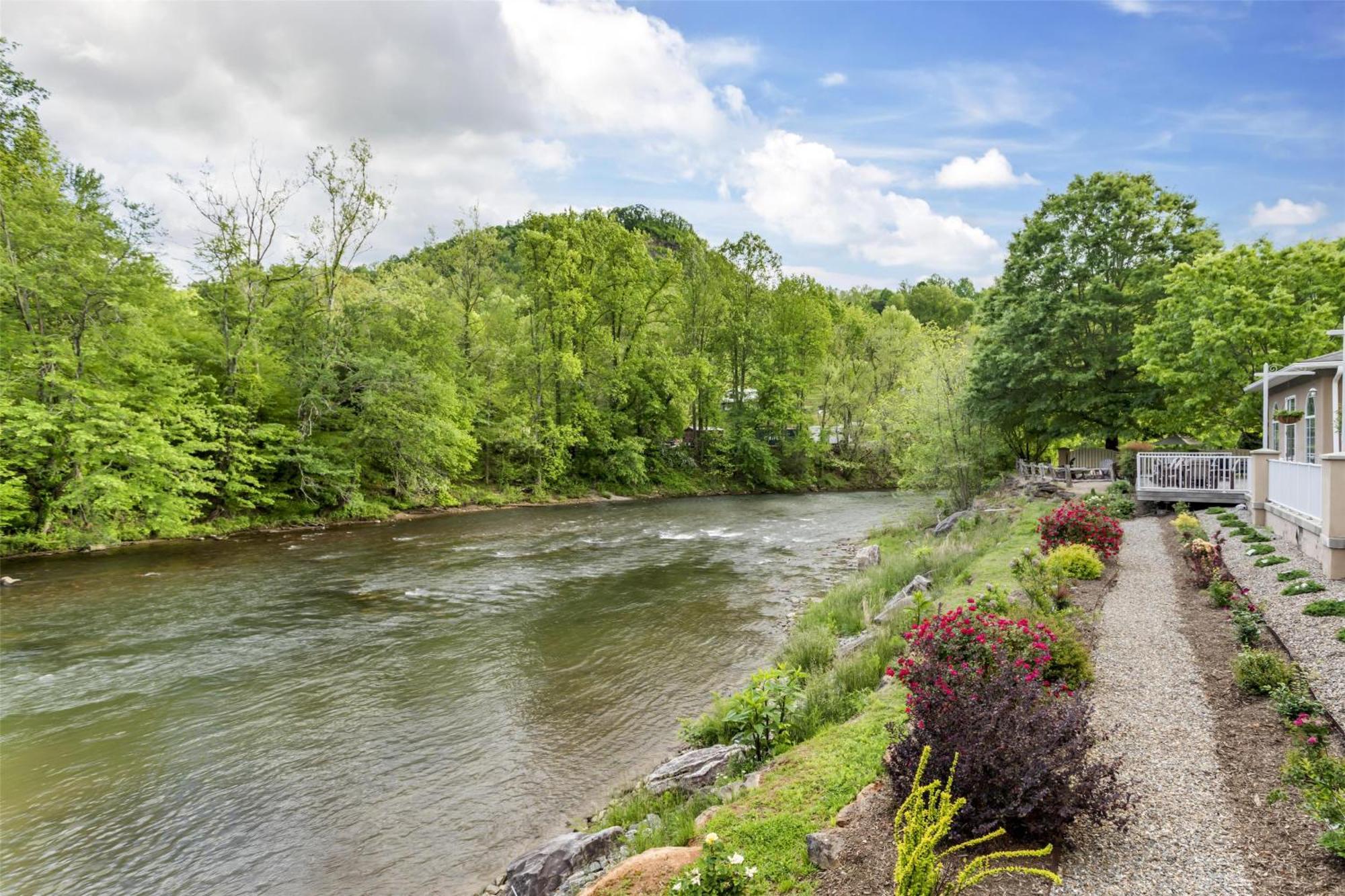 Best Western Plus River Escape Sylva / Dillsboro Exterior photo