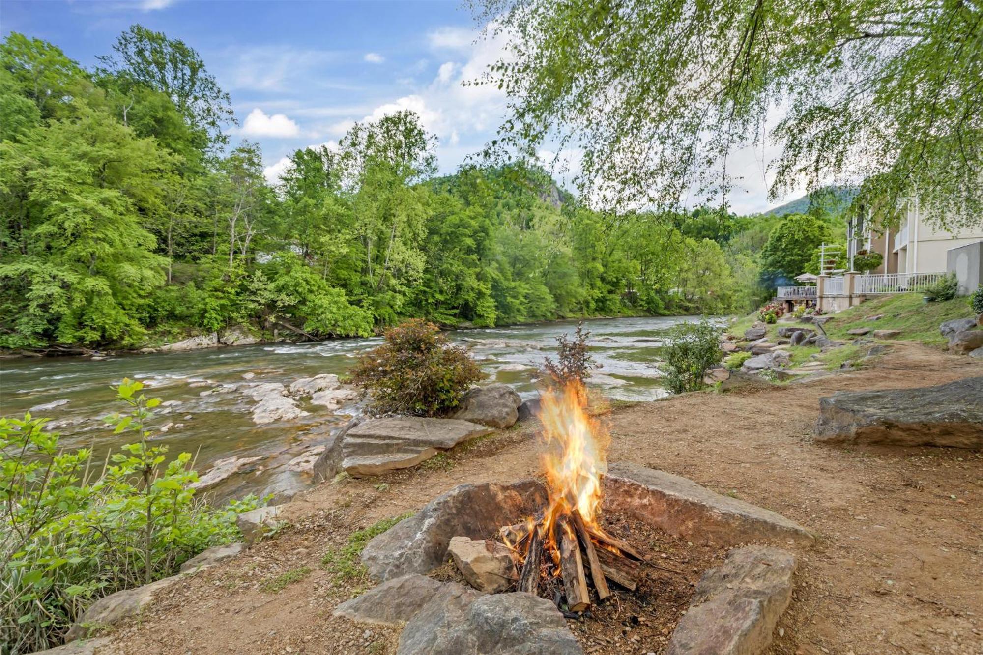 Best Western Plus River Escape Sylva / Dillsboro Exterior photo